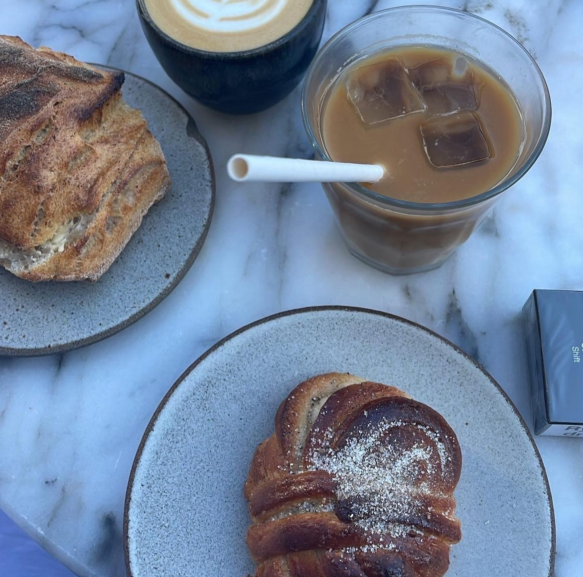En kop kaffe på et bord